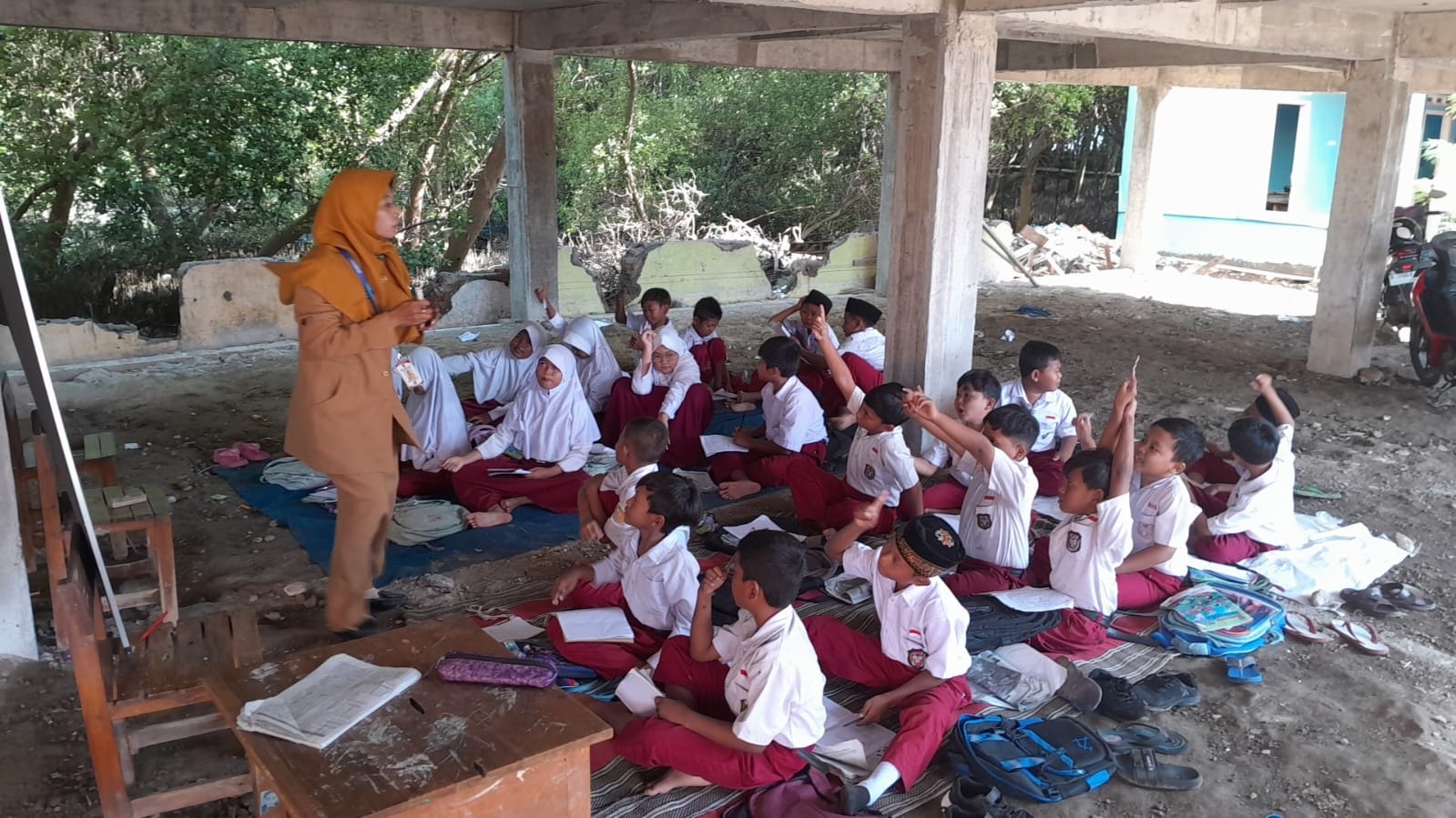 KESUNGGUHAN BELAJAR: Siswa dan siswi SDN Bedono 1, Demak.
