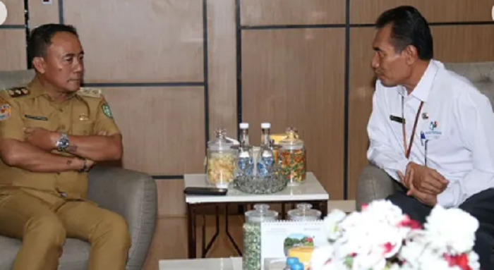 BERBINCANG: Wakil Gubernur Kalimantan Barat Krisantus Kurniawan sedang berbincang dengan Kepala Badan Pusat Statistik (BPS) Kalbar Muhammad Saichudin.