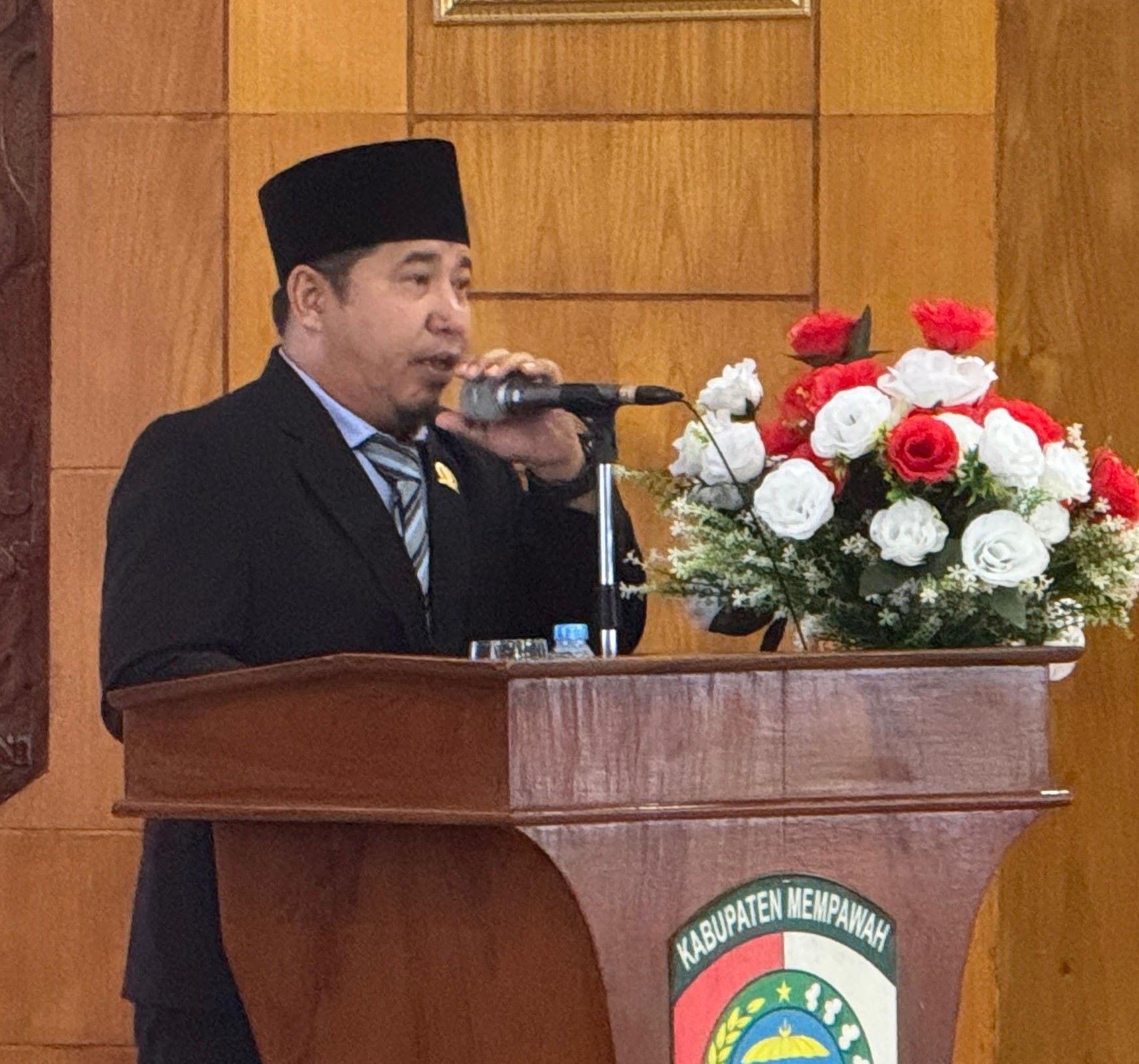 REKOMENDASI : Juru Bicara Pansus LKPJ DPRD Mempawah, Rusdi dalam rapat paripurna penyampaian rekomendasi terhadap LKPJ Bupati Mempawah Tahun 2024.