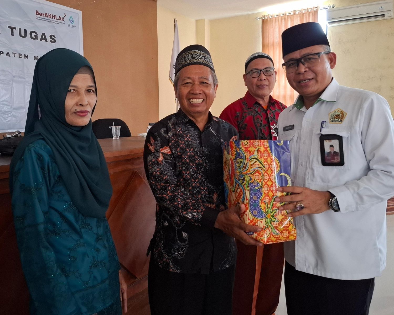 PURNATUGAS : Ikhwan Pohan menyerahkan cinderamata kepada ASN yang purnatugas.