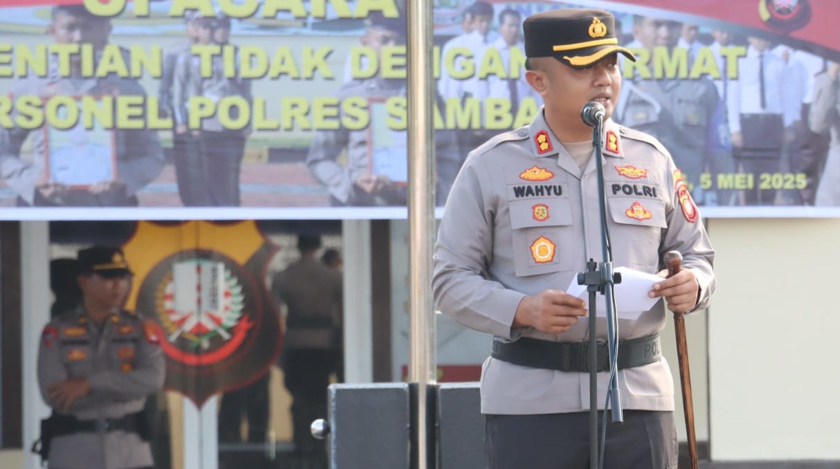 UPACARA: Kapolres Sambas AKBP Wahyu Jati Wibowo saat memimpin upacara Pemberhentian Tidak Dengan Hormat (PTDH) pada Senin (5/5).