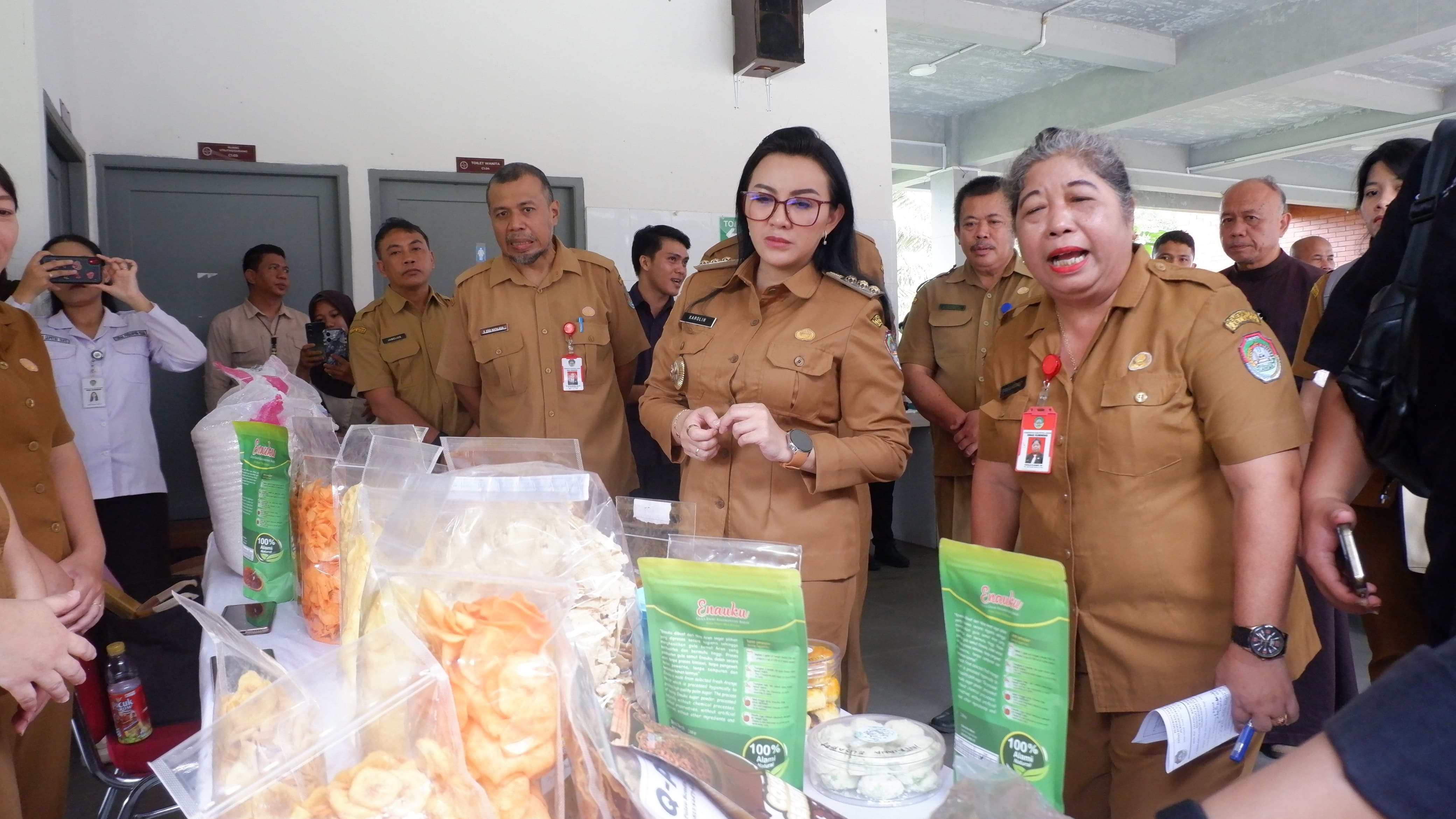 TINJAU: Bupati Landak Karolin Margret Natasa saat meninjau produk UMKM dalam kegiatan Diklat Teknis Olahan Makanan dan Kewirausahaan di Aula Kampus Utama Universitas St Antonius Hippo.