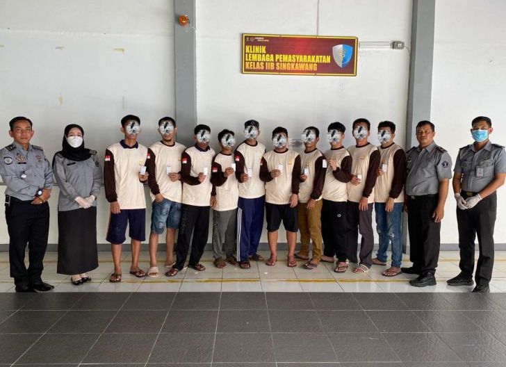 PENYULUHAN: Giat penyuluhan tentang bahaya narkoba bagi para Warga Binaan Pemasyarakatan (WBP) di Lapas Singkawang, Selasa (6/5).
