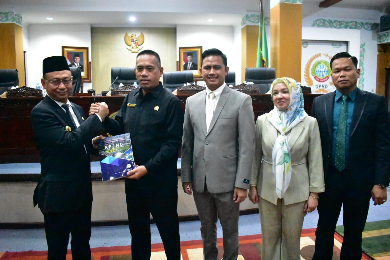 RAPERDA RPJMD: Wali Kota Pontianak Edi Rusdi Kamtono menyampaikan Raperda RPJMD 2025-2029.