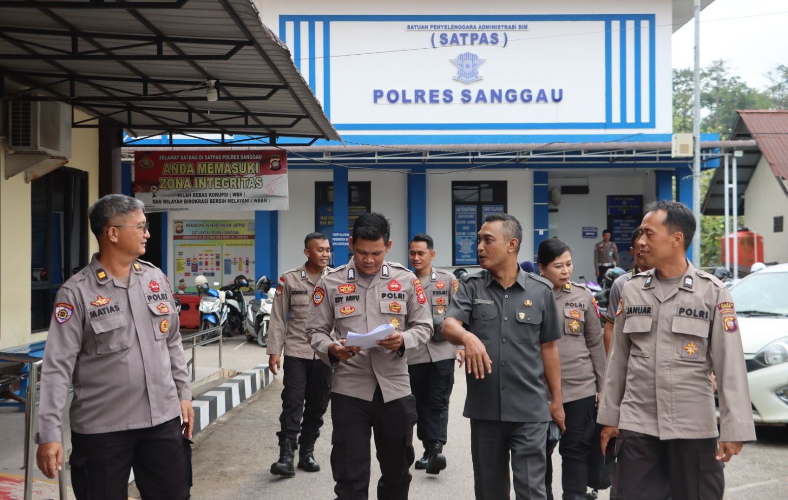 ZI : Komitmen Polres Sanggau dalam mewujudkan Zona Integritas (ZI) menuju Wilayah Bebas dari Korupsi (WBK).