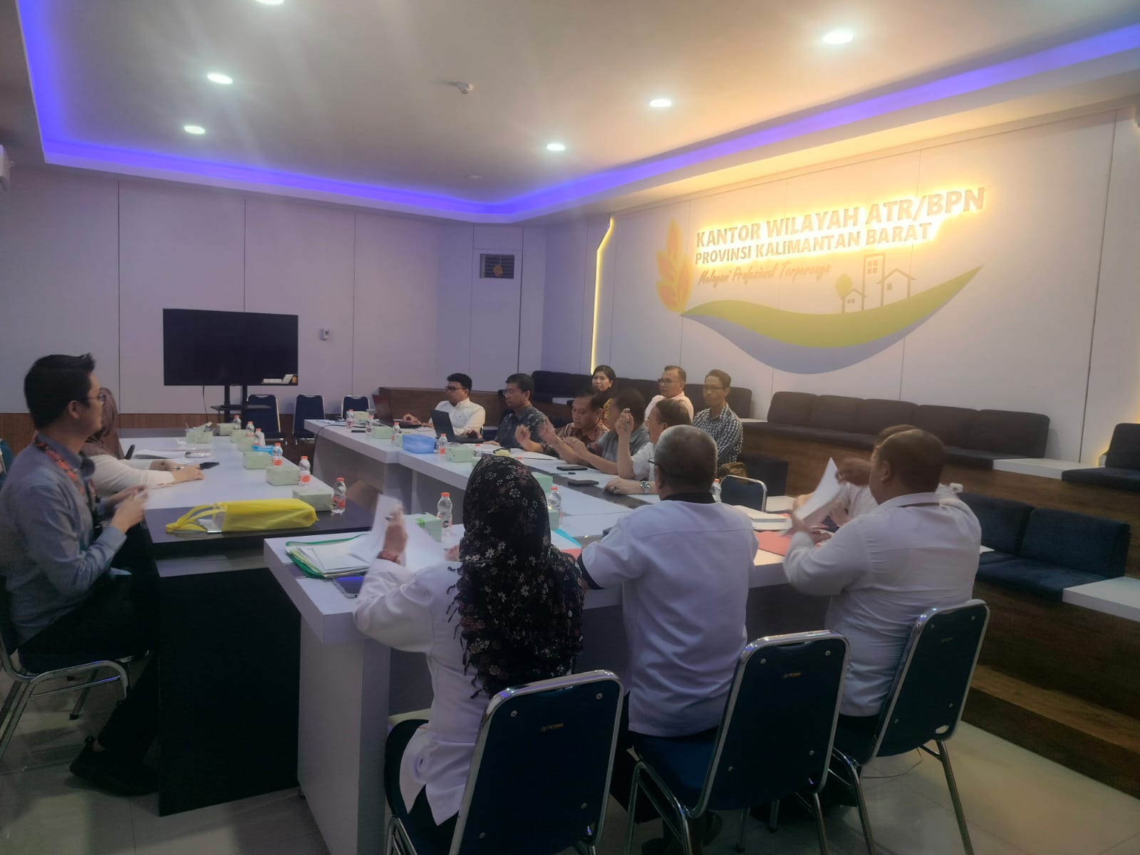 Rapat mediasi antara kuasa hukum Andy Limar Noviono dan kawan-kawan pemilik lahan seluas 182 hektar di Desa Wajok Hulu, Kabupaten Mempawah dengan perwakilan&nbsp;PT&nbsp;MAS.