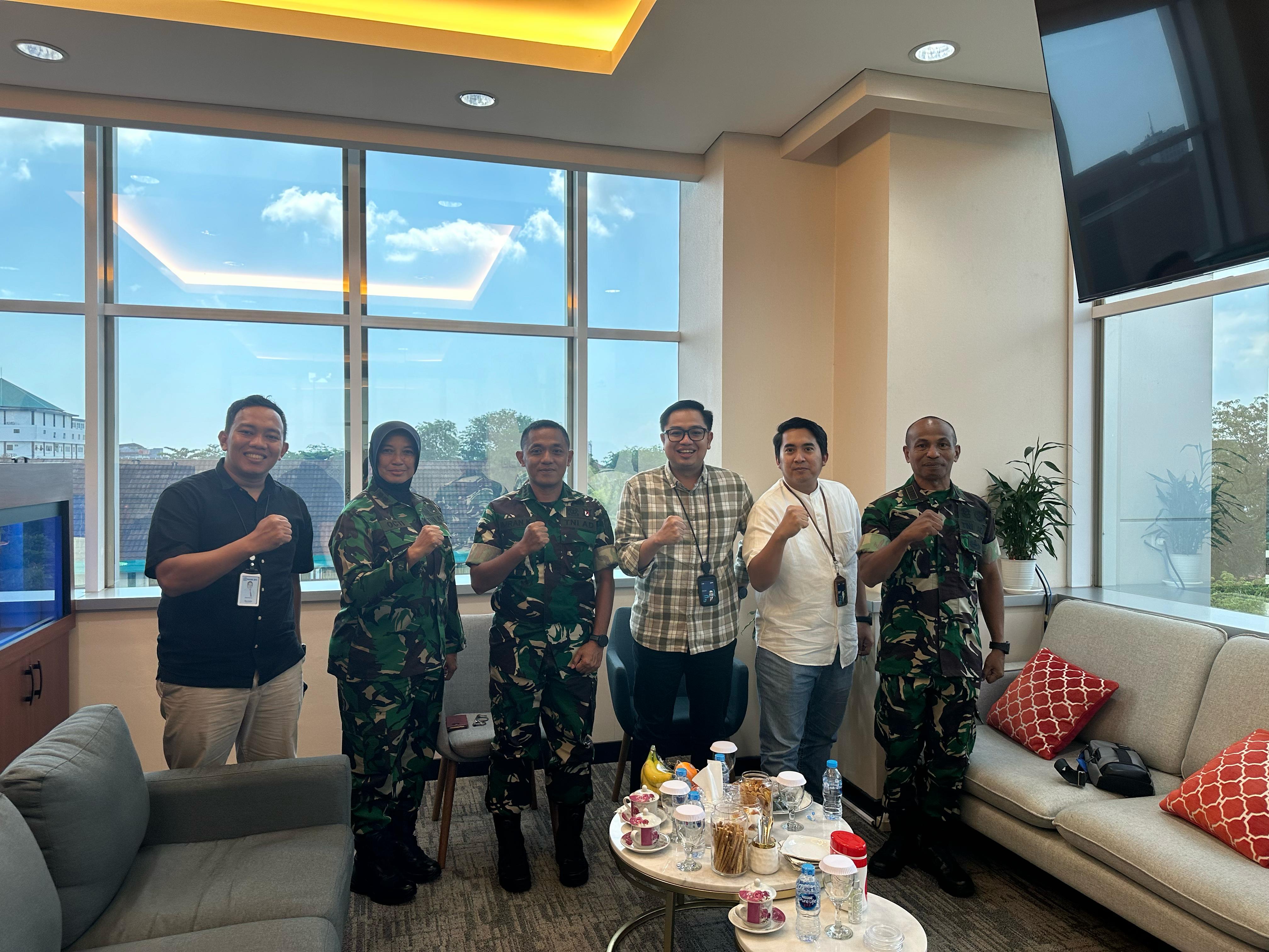 Ardika Prasetyo, selaku Pimpinan BRI BO Pontianak menyambut langsung kunjungan dari Satuan Kerja di bawah Kodam XII/Tanjungpura.