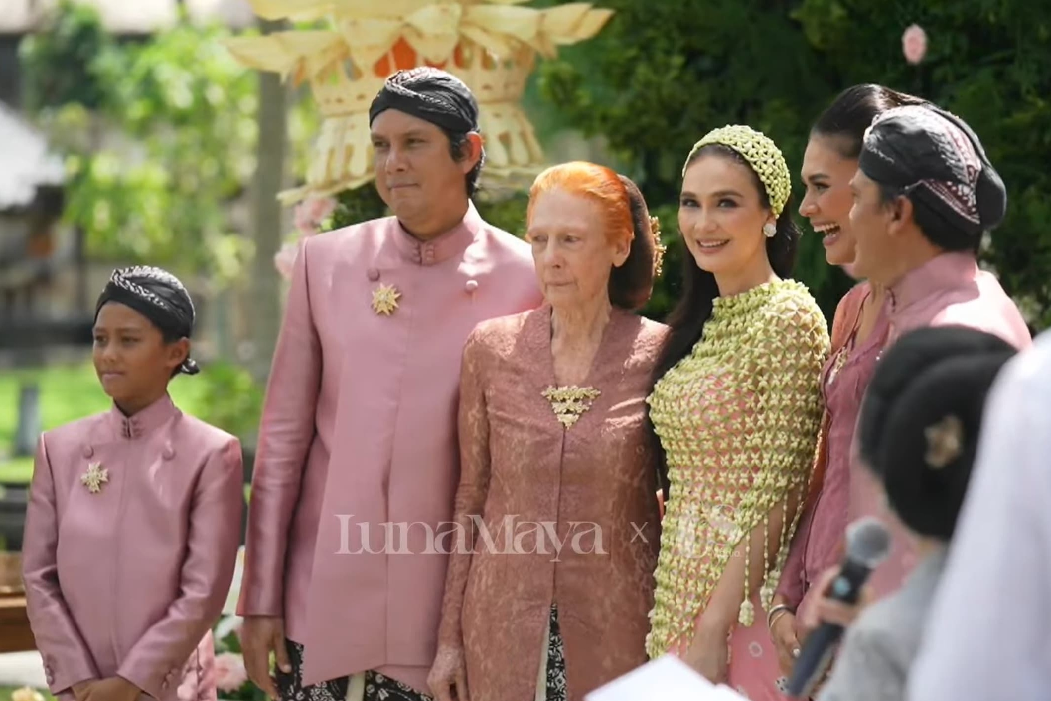 MOMEN BAHAGIA: Luna Maya dan Maxime Bouttier menjalani prosesi siraman di Bali, kemarin (6/5).