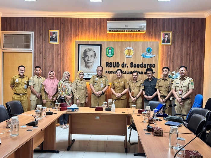 STUDI: Jajaran RSUD Sultan Muhammad Jamaludin I saat studi pembelajaran ke RSUD Dr Soedarso Pontianak.