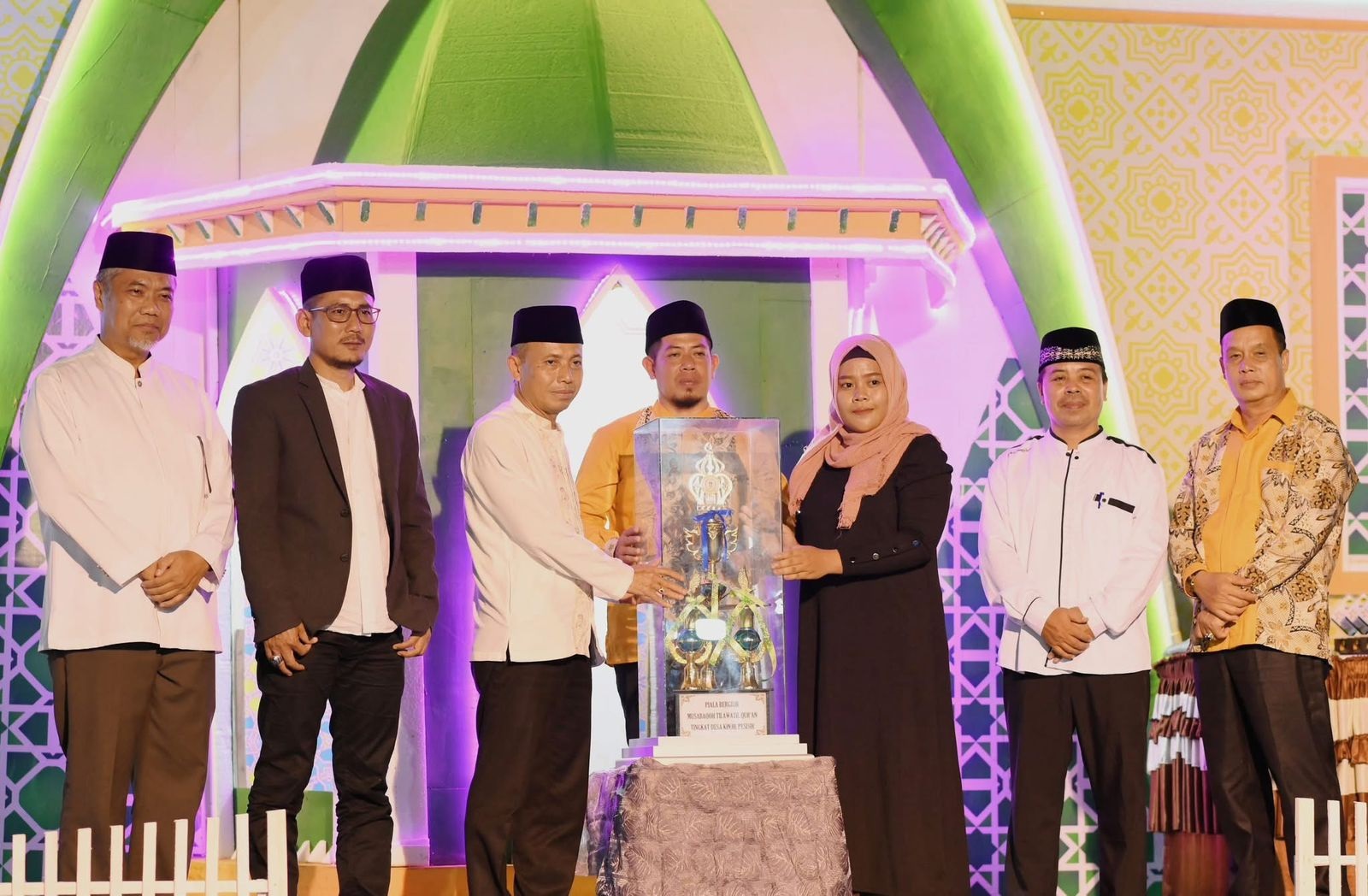 SERAHKAN PIALA: Sekda Ketapang, Repalianto menyerahkan piala kepada para juara saat menutup MTQ V Tingkat Desa Kinjil Pesisir, Senin (5/5) malam.