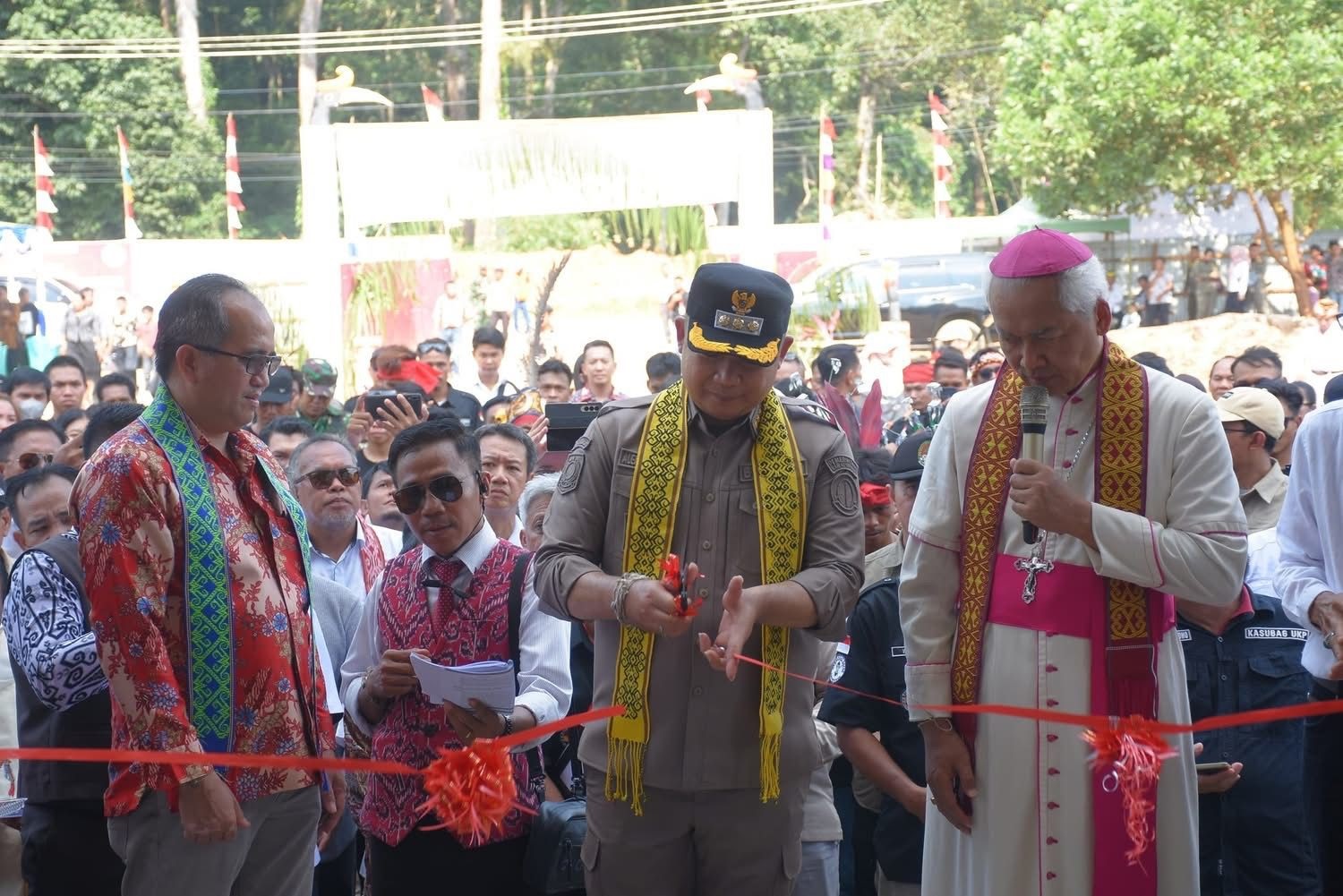 PERESMIAN: Bupati Ketapang, Alexander Wilyo, memotong pita sebagai tanda diresmikannya Gereja St.Gabriel Sandai, Senin (5/5).