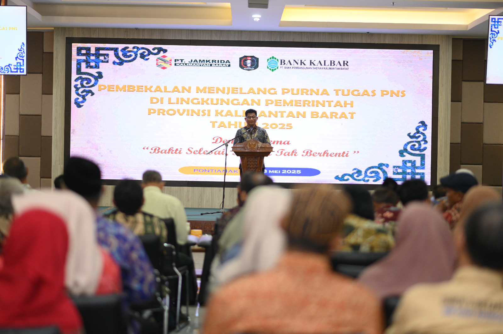 Direktur Pemasaran dan Unit Usaha Syariah Bank Kalbar, Yuse Chaidi Amzar dalam sambutannya pada momen Pembekalan Menjelang Purna Tugas PNS, Rabu (8/5).