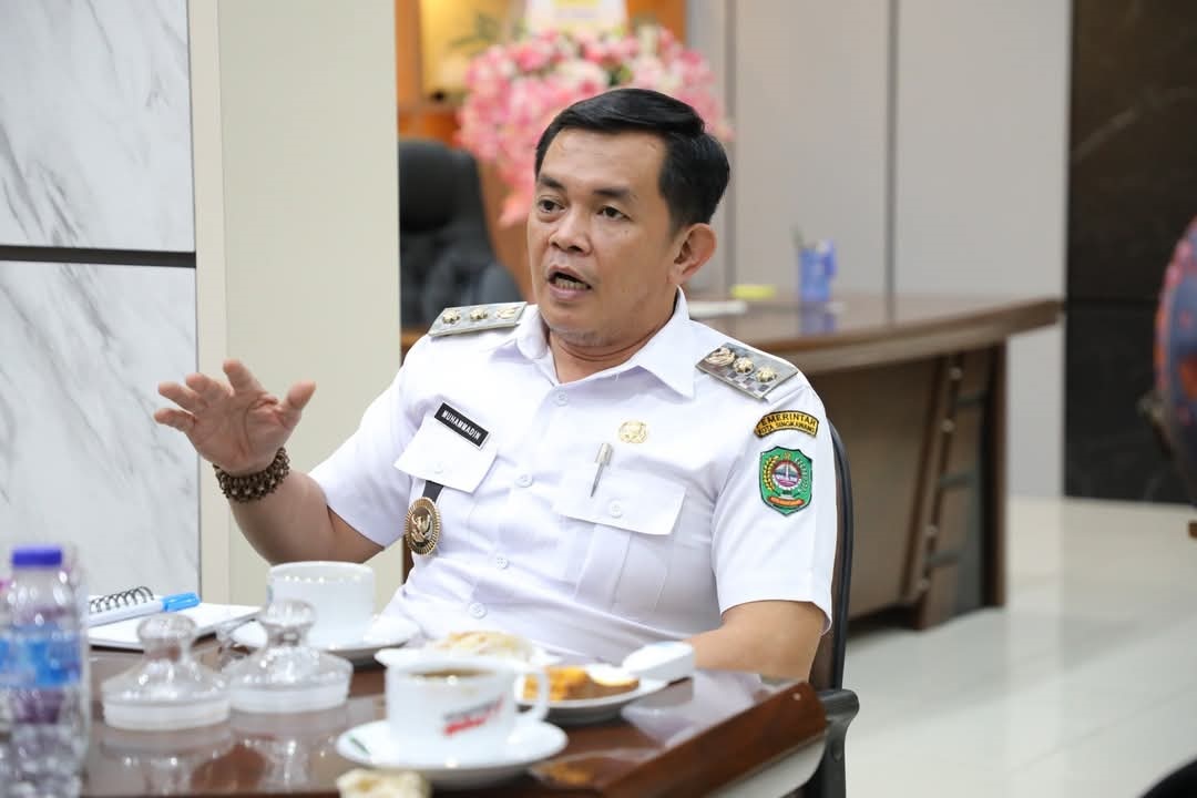 WAWANCARA: Wakil Wali Kota Singkawang Muhammadin saat diwawancarai oleh wartawan.