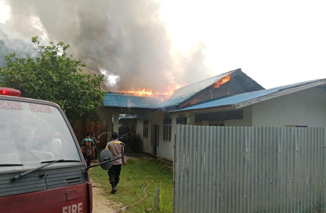 Pondok Pesantren Islamic Center Al Hazza yang berlokasi di Jalan Lintas Sekayam Desa Balai Karangan terbakar pada Selasa (6/5) sore kemarin.