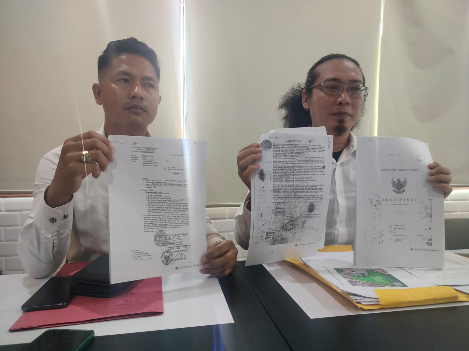 Tim kuasa hukum ahli waris almarhum Syarif Zain menunjukan bukti dugaan pemalsuaan akta notaris nomor 248 tahun 1963.