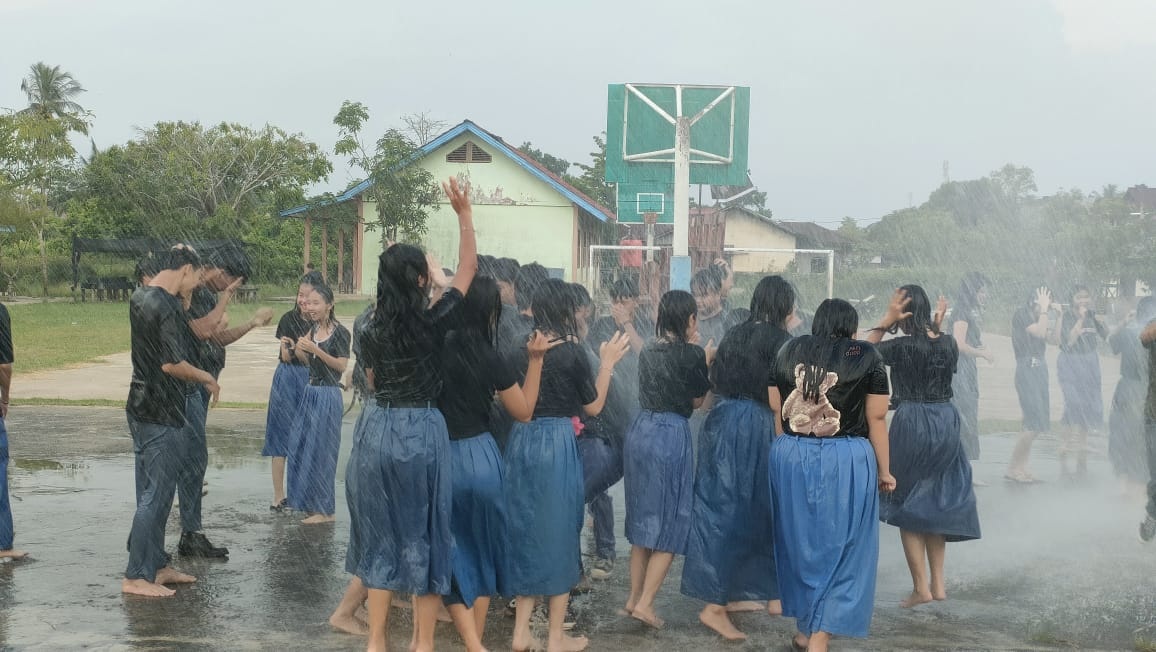 LULUS : Siswa-siswi SMA Amkur Sungai Pinyuh merayakan kelulusan 100 persen mereka dengan disiram air dari mobil Damkar