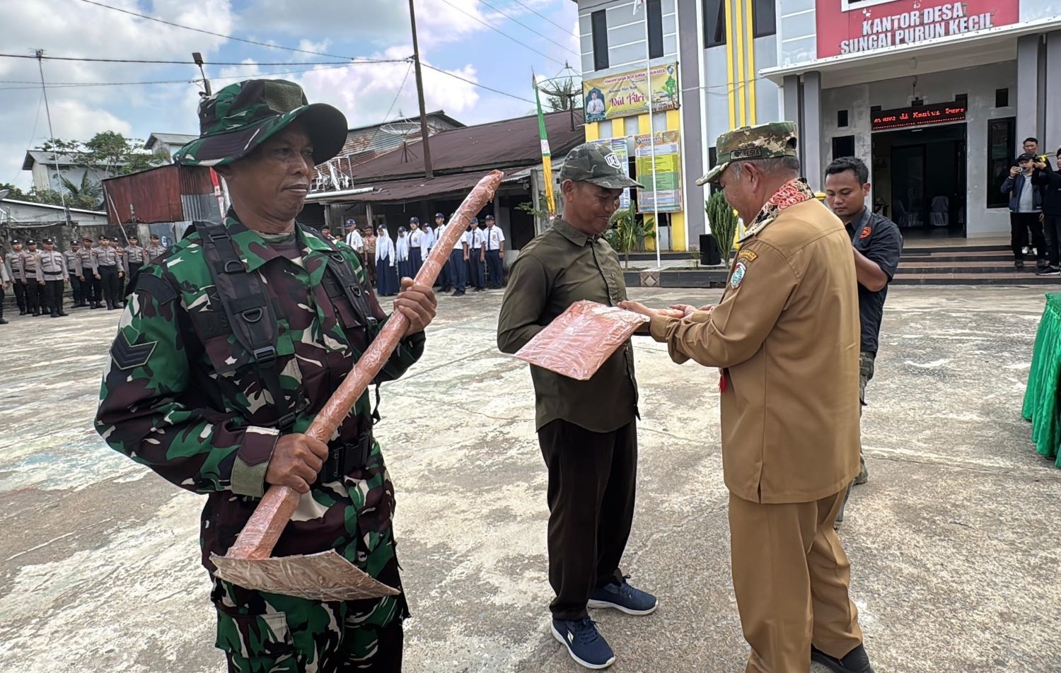 TMMD : Wabup Juli menyerahkan peralatan kepada peserta program Tentara Manunggal Membangun Desa (TMMD).