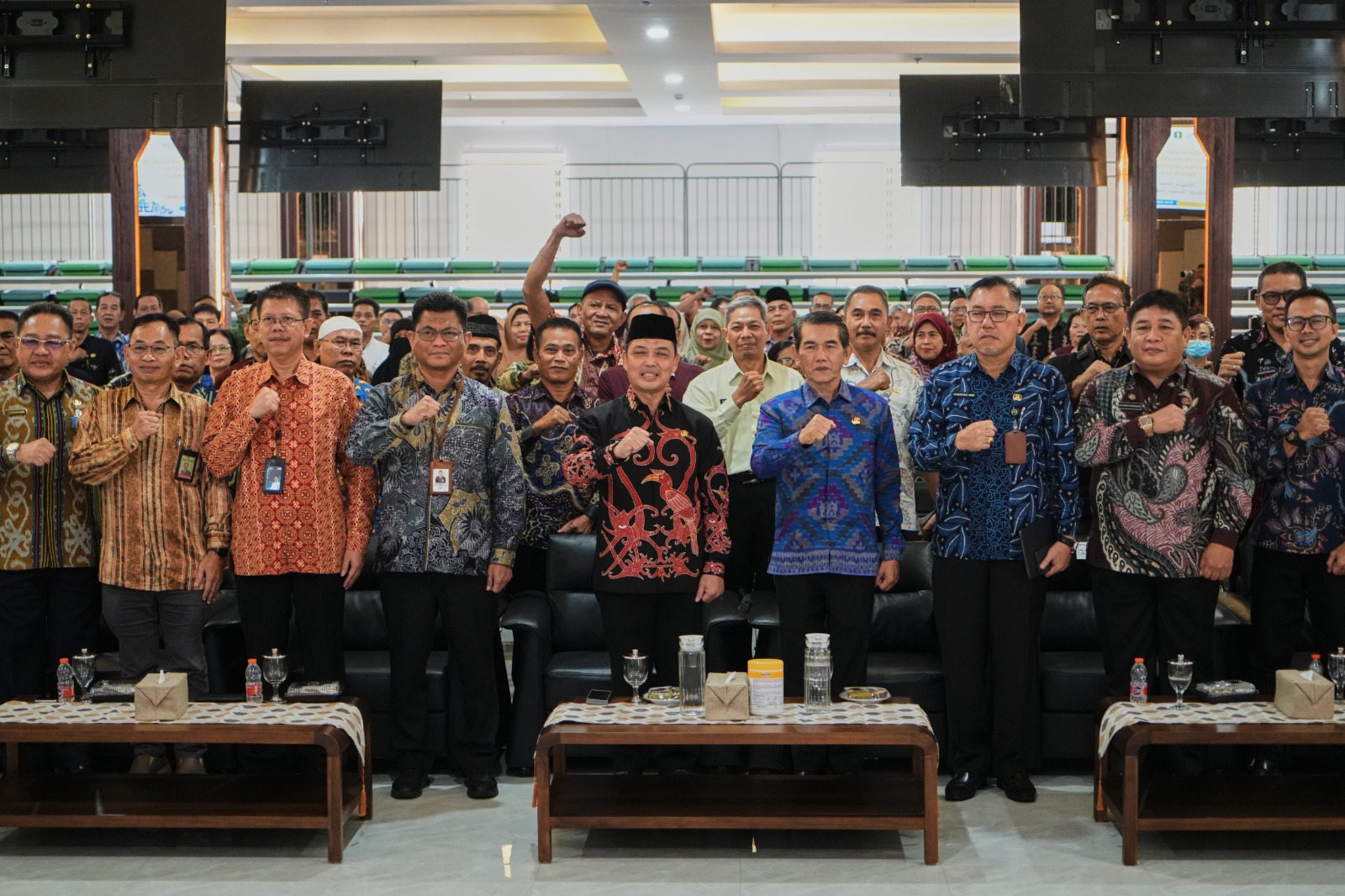 FOTO BERSAMA: Gubernur Kalbar Ria Norsan (tengah) berfoto bersama para peserta  Pembekalan Menjelang Purna Tugas PNS, yang digelar di Aula Garuda, Kantor Gubernur Kalbar, pada Rabu (8/5).
