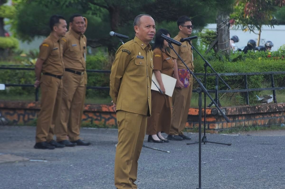 UPACARA: Sekda Ketapang, Repalianto, memberikan arahan saat memimpin apel pagi, Senin (5/5). (Foto: Prokopim Ketapang)