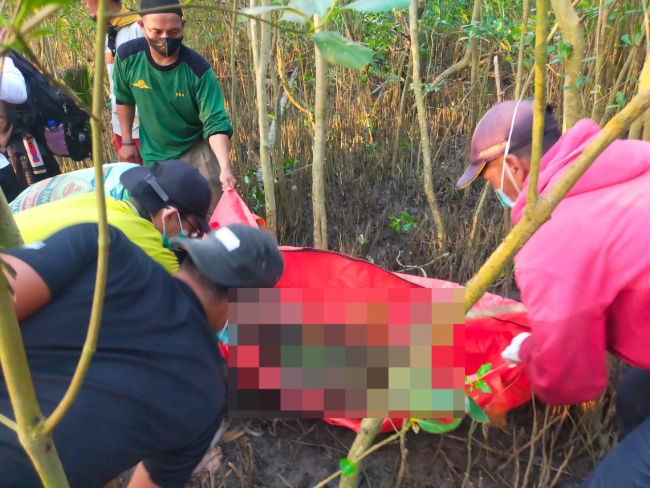 EVAKUASI: Proses evakuasi jasad Zwagery Andi Stepanus di Pantai Desa Sungai Jawi, Kecamatan Batu Ampar, Kabupaten Kubu Raya, Rabu (7/5).