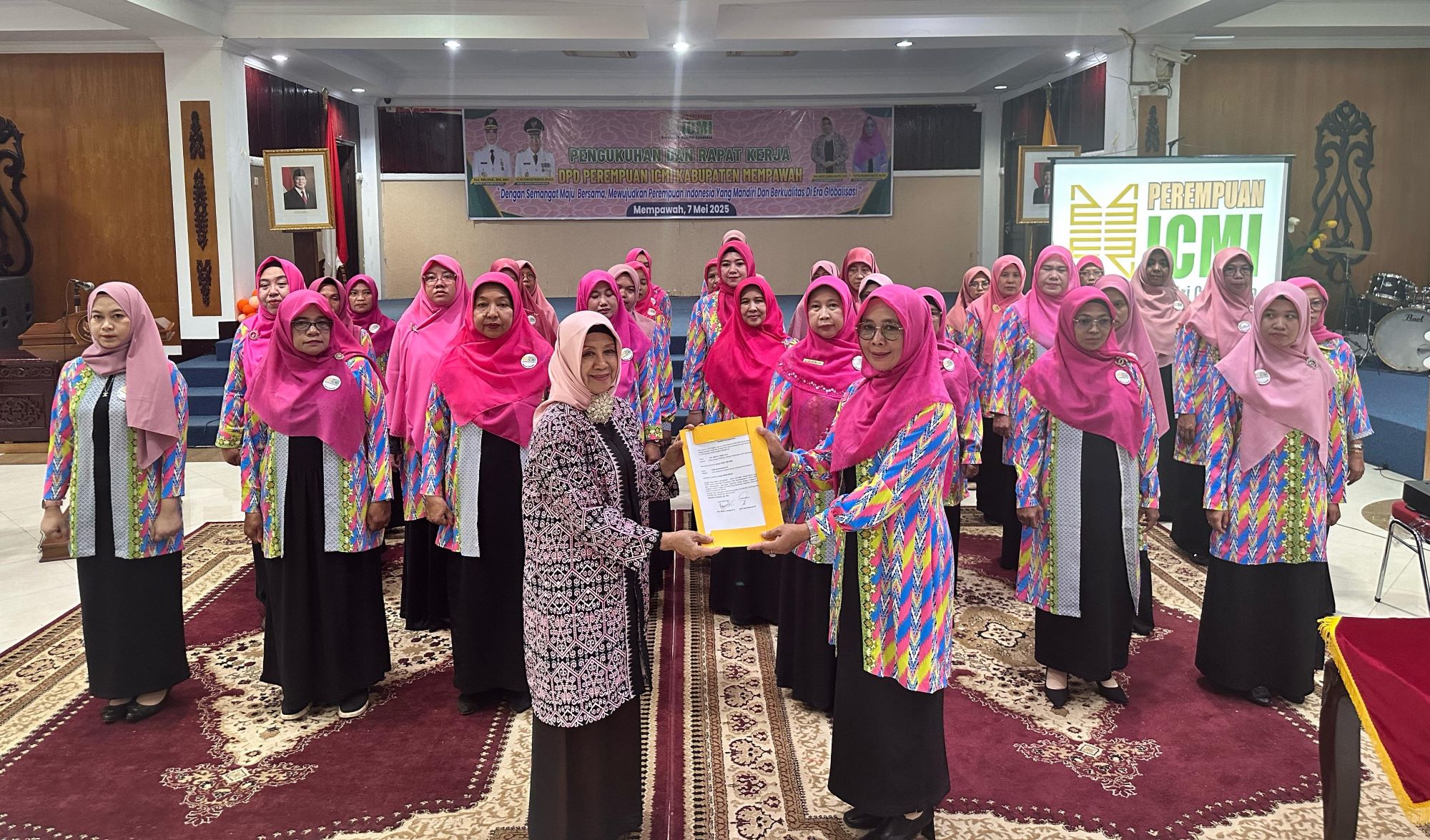PENGUKUHAN: Suasana pengukuhan Pengurus DPD Perempuan ICMI Kabupaten Mempawah.