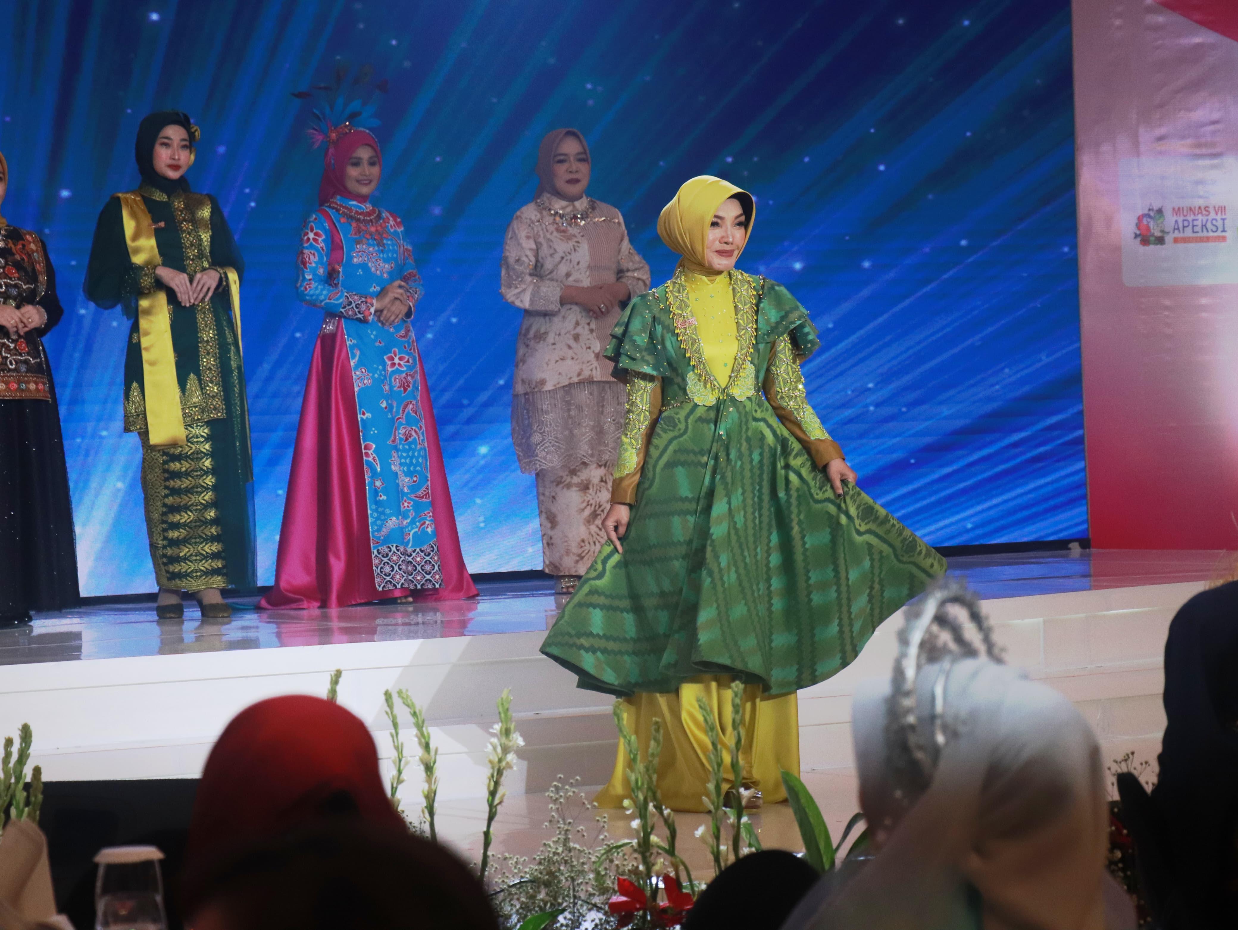 CORAK INSANG: Dekranasda Pontianak menampilkan corak insang di ajang fashion show APEKS di Surabaya.