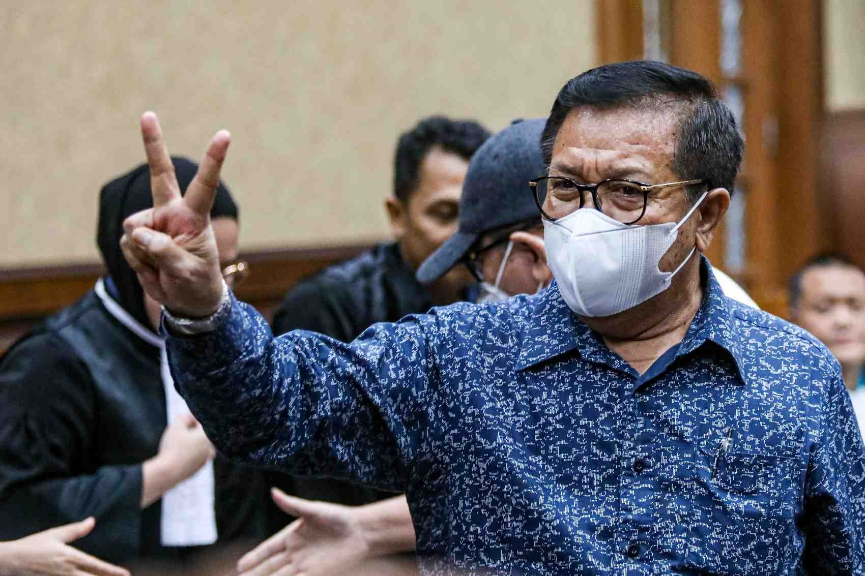 SIDANG PUTUSAN: Terdakwa Erintuah Damanik mengacungkan dua jari usai mengikuti sidang putusan di Pengadilan Tipikor, Jakarta, Kamis (8/5).