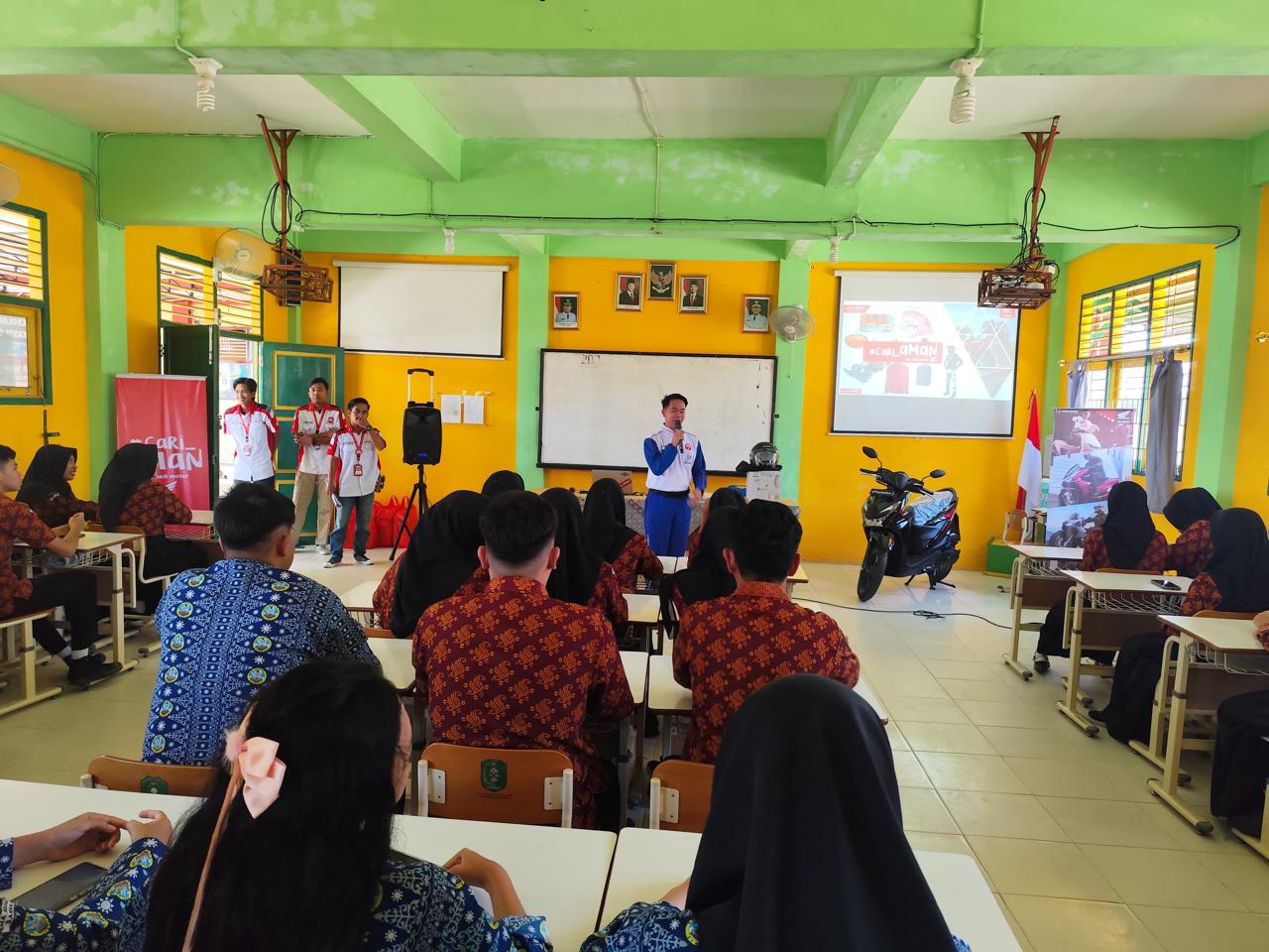 Astra Motor Kalimantan Barat menggelar edukasi safety riding di SMA Negeri 1 Sambas.