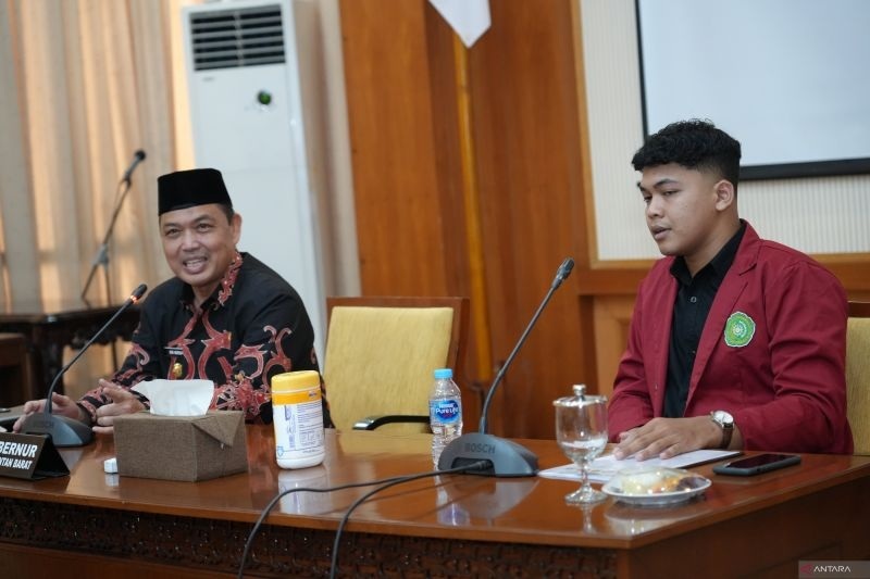 DIALOG: Gubernur Kalbar Ria Norsan dalam dialog bersama mahasiswa yang tergabung dalam BEM se-Kalbar, Kamis (8/5).