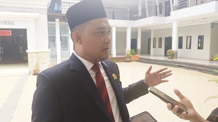 STUDI : Abdul Hamid Wakil Ketua DPRD Kapuas Hulu belum lama ini membawa sejumlah petani buah naga Kapuas Hulu ke Kabupaten Sambas untuk studi banding.