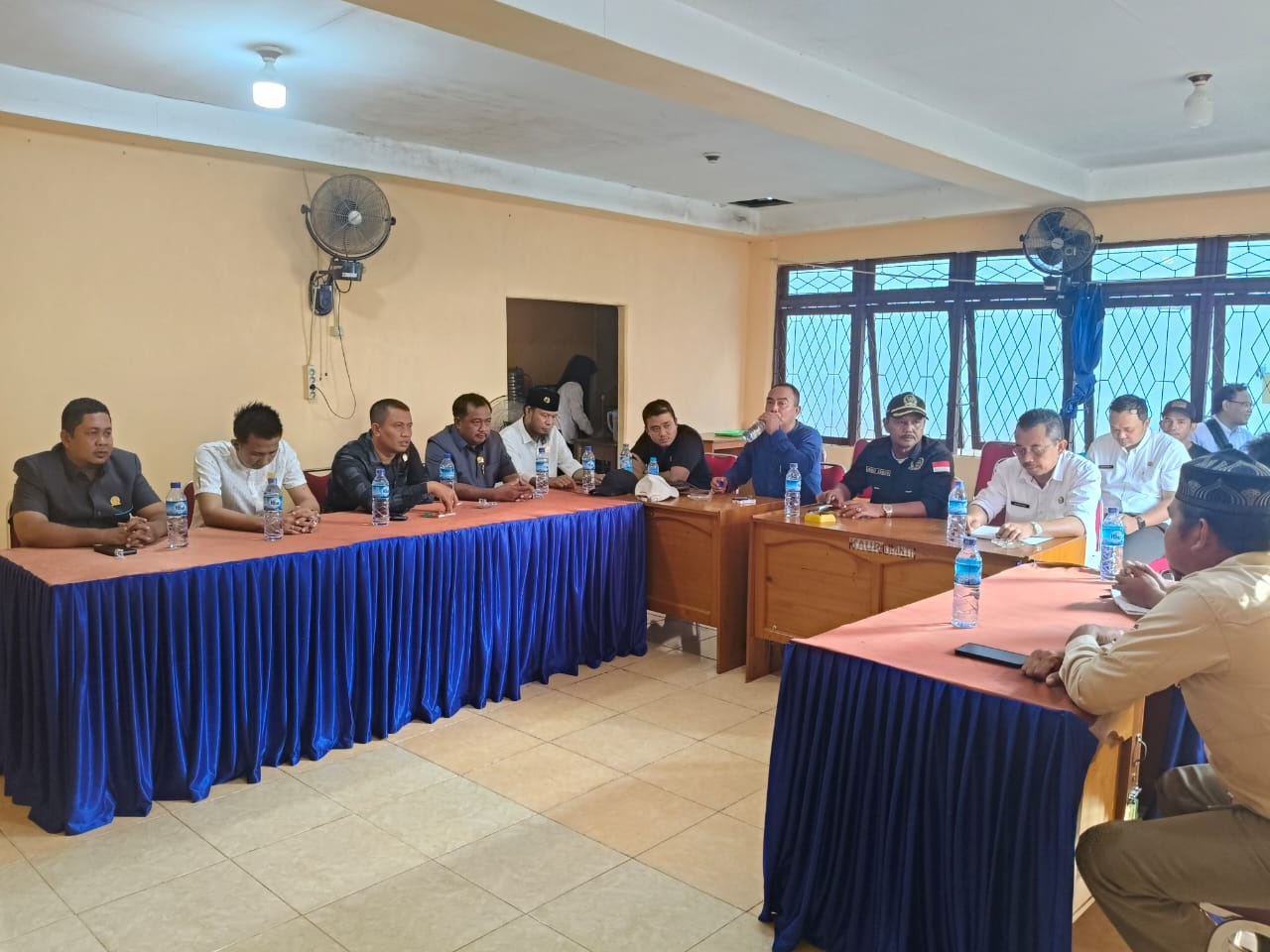 DIALOG: Jajaran Pansus LKPj melakukan dialog dan monitoring di Desa Riam Berasap Jaya.