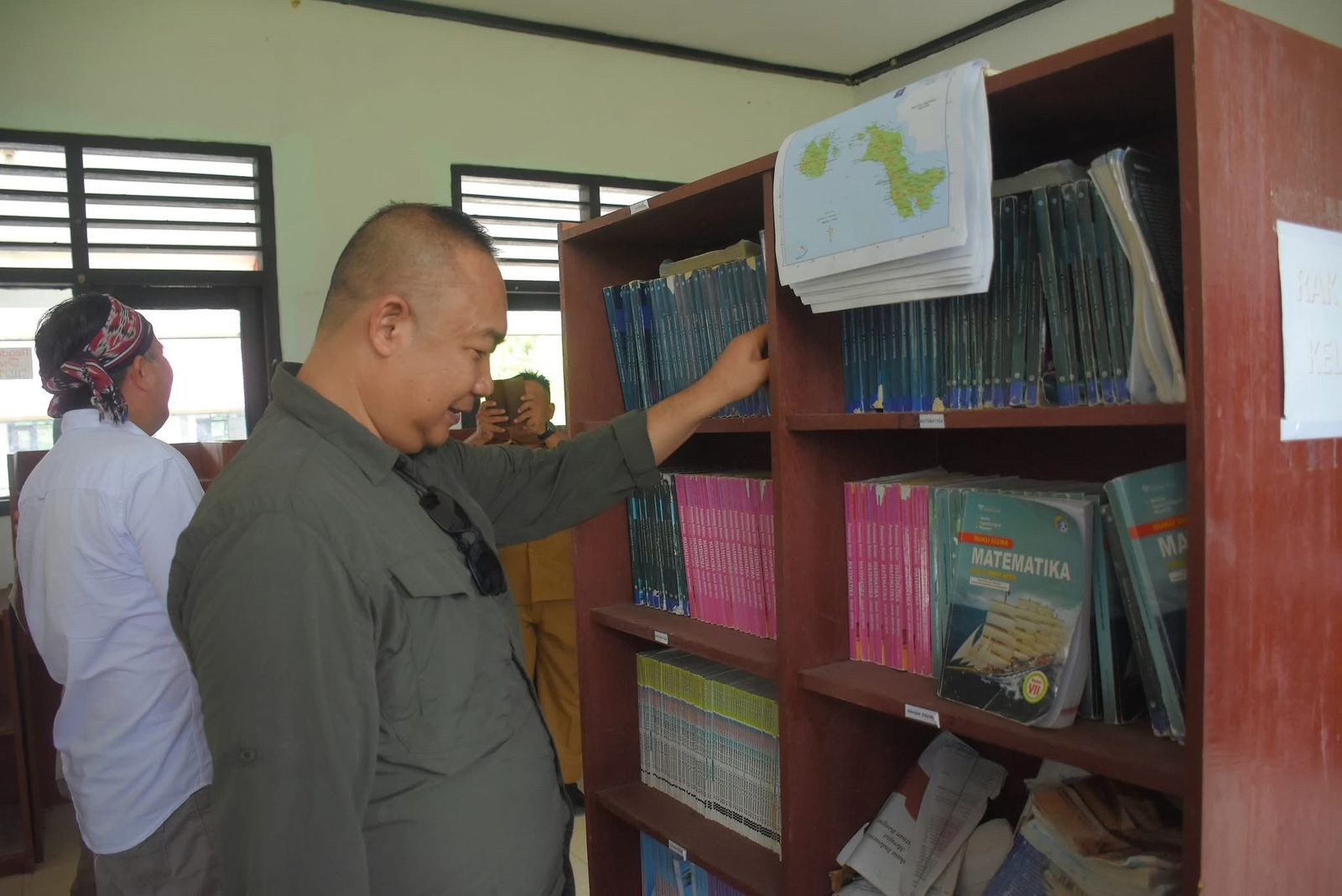 TINJAU: Bupati Ketapang, Alexander Wilyo, meninjau sarana dan prasarana di SMPN 4 Sungai Laur, Selasa (6/5).