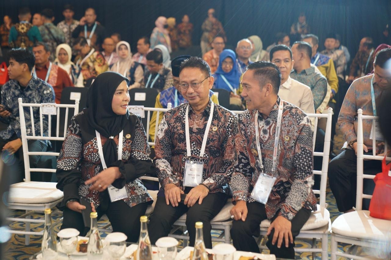 MUNAS: Wali Kota Pontianak Edi Rusdi Kamtono (tengah) menghadiri Munas VII Apeksi di Surabaya.