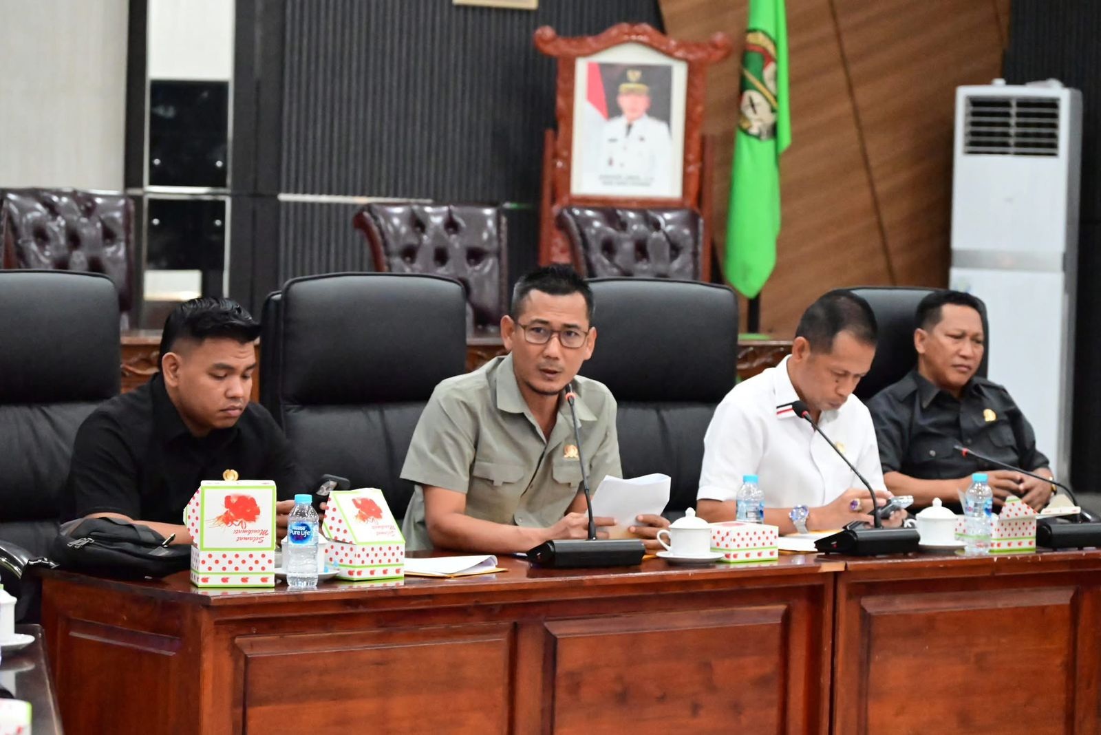 ARAHAN: Ketua DPRD Ketapang, Achmad Sholeh, memberikan arahan saat menutup rapat Pansus I bersama pihak eksekutif, Selasa (6/5).