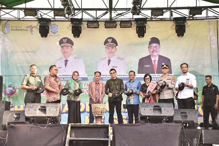 BUKA : Bupati Sintang Gregorius Herkulanus Bala memukul gendang sebagai tanda dibukanya Gebyar Musik Etnik dan Ekonomi Kreatif 2025.
