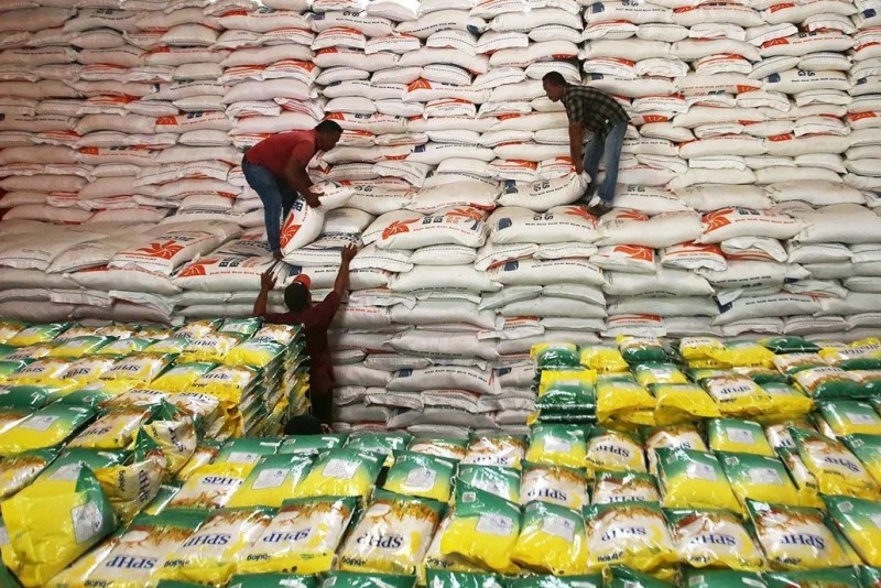 Sejumlah pekerja menata karung berisi beras di gudang penyimpanan Perum Bulog Kanwil Aceh, desa Siron, Aceh Besar, Aceh, Senin (5/5/2025).