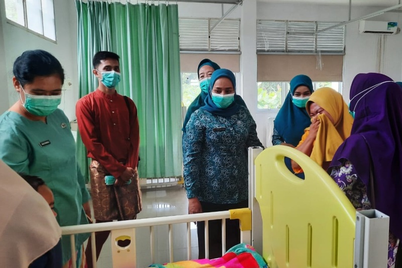 Ketua Tim Penggerak (TP) PKK Kabupaten Kayong Utara (KKU), Tengku Mardiana Romi Wijaya melakukan kunjungan kerja ke RSUD.