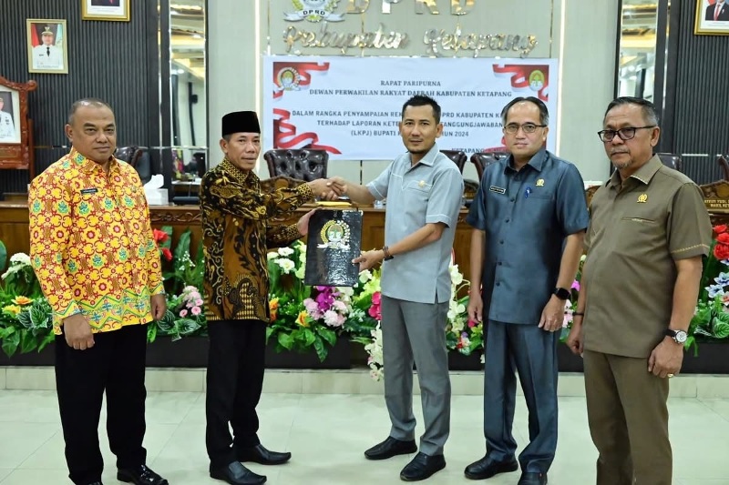 Ketua DPRD Ketapang, Achmad Sholeh, menyerahkan rekomendasi terhadap LKPJ Bupati Ketapang 2024 kepada Wabup Ketapang, Jamhuri Amir, Kamis (8/5).