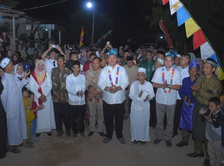 Bupati Ketapang, Alexander Wilyo, disambut warga saat menghadiri Halal Bihalal di Desa Riam Bunut, Kecamatan Sungai Laur, Senin (5/5).