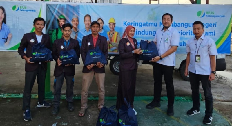Kepala BPJS Ketenagakerjaan Kabupaten Kapuas Hulu, Riri Chandra saat memberikan bantuan sembako kepada pekerja mandiri.