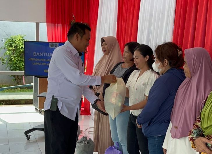 Lapas Kelas IIB Singkawang melaksanakan kegiatan pembagian bantuan sosial kepada keluarga WBP.