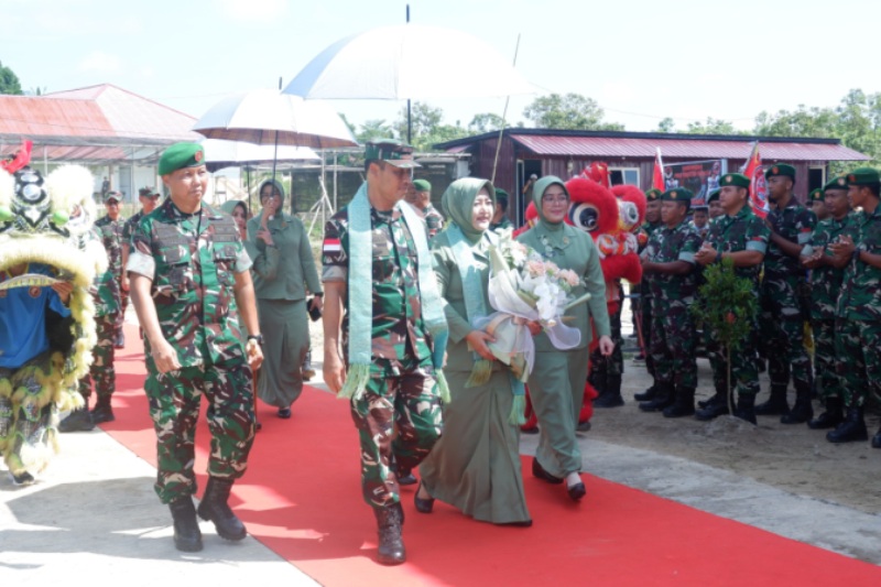 Komandan Korem 121/Alambhana Wanawwai, Brigjen TNI Purnomosidi, saat melakukan kunjungan kerja perdananya ke Markas Komando Distrik Militer 1210/Landak, Kamis (8/5).