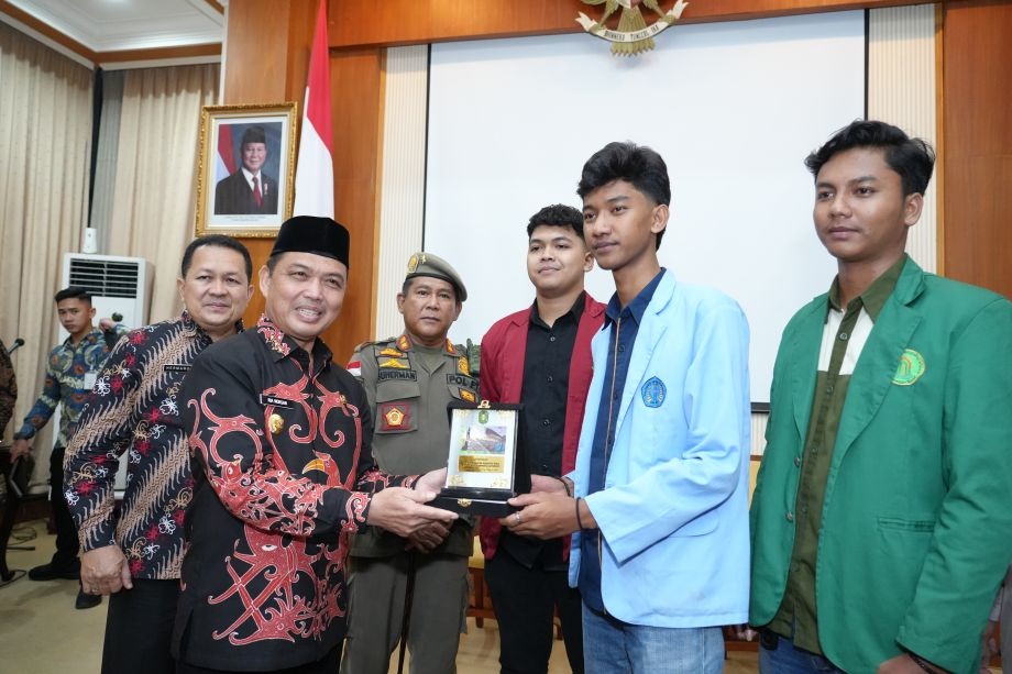 Gubernur Kalimantan Barat Ria Norsan menerima audiensi dari gabungan Badan eksekutif Mahasiswa (BEM) Kalimantan Barat.