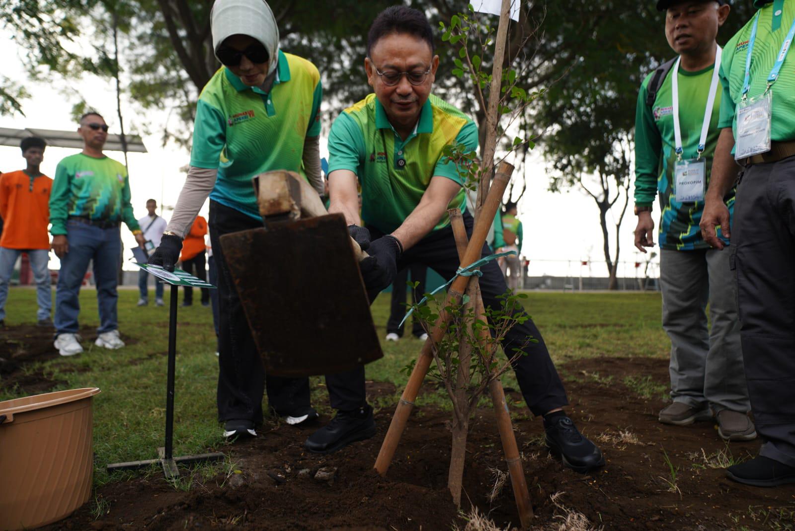 Wali Kota Pontianak Edi Rusdi Kamtono menanam bibit pohon Ketapang Kencana di Taman Surabaya dalam rangkaian Munas VII APEKSI.