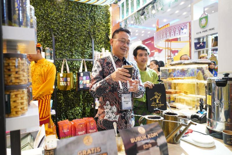 Wali Kota Pontianak Edi Rusdi Kamtono saat meninjau Stand Kota Pontianak di Indonesia City Expo (ICE) Surabaya.