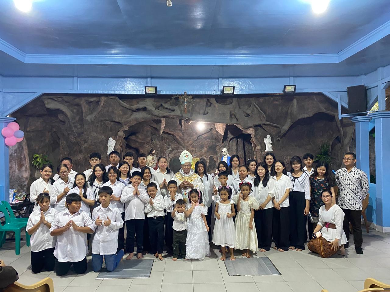 Uskup Agung Pontianak Mgr. Agustinus Agus bersama anak Panti Asuhan Theresia Bhakti.