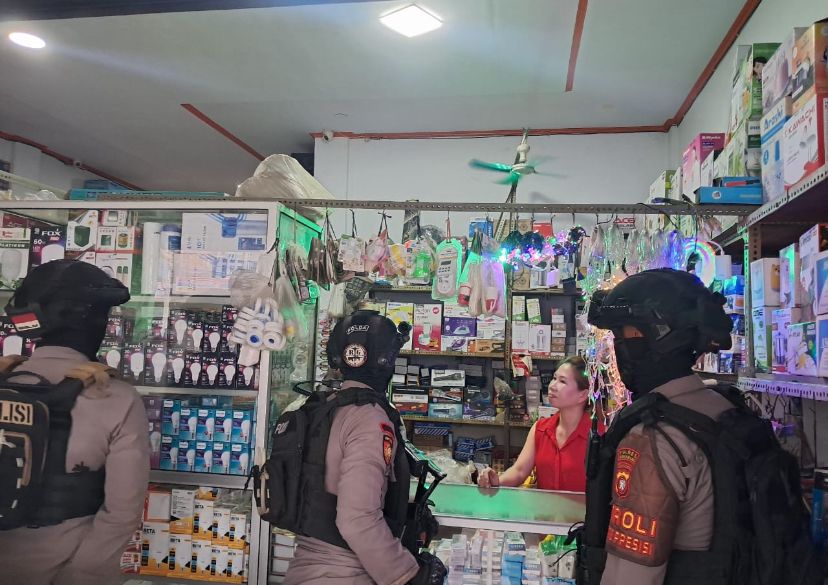 Anggota Polres Singkawang saat patroli dalam rangka menangkal aksi premanisme di masyarakat.