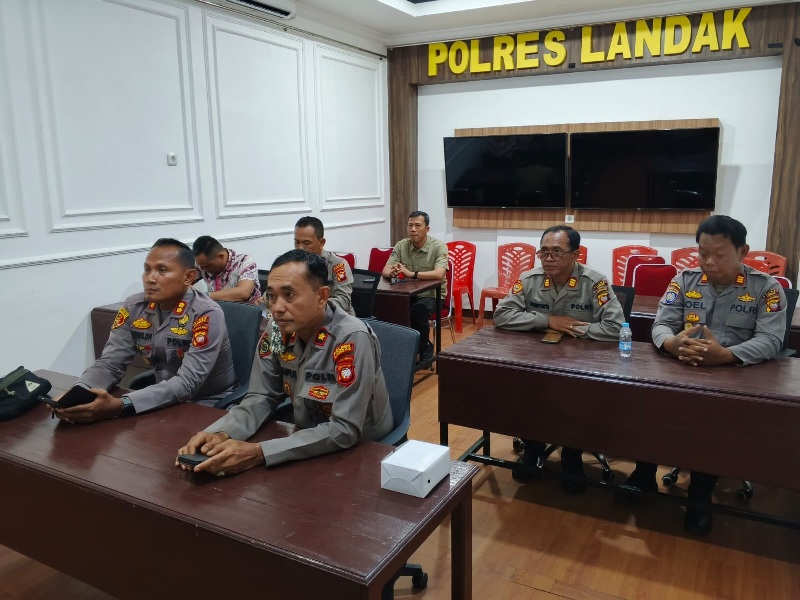 Kapolres Landak AKBP Siswo Dwi Nugroho bersama PJU Polres Landak saat mengikuti zoom meeting arahan Kapolri terkait Pemberantasan premanisme.
