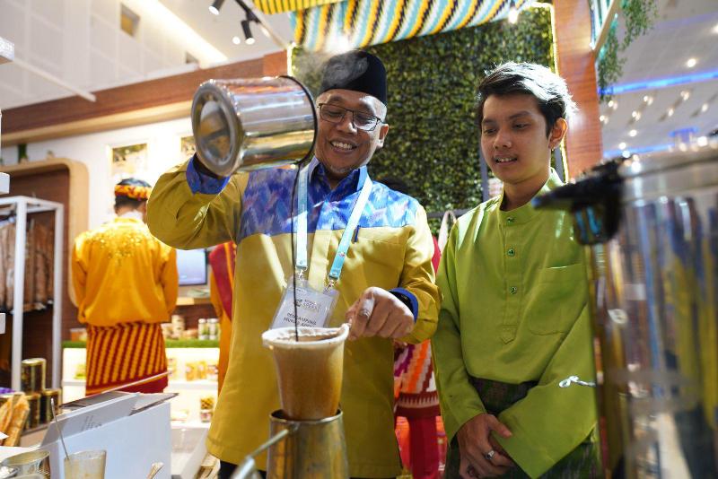 Sekretaris Daerah Kota Pontianak Amirullah menyeduh kopi sendiri di Stand Kota Pontianak pada Indonesia City Expo 2025 di Surabaya.
