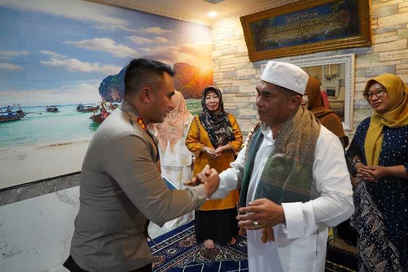 Kapolres Kubu Raya, AKBP Kadek Ary Mahardika bersilaturahmi kediaman Ketua MABM Kubu Raya, Suharso pada Selasa (6/5).